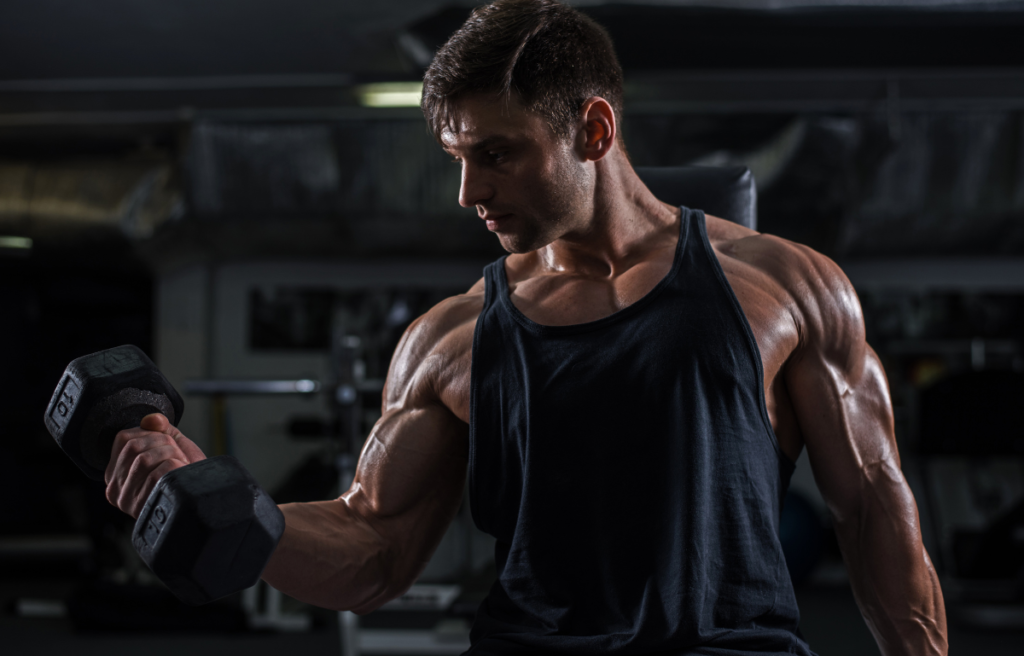 homem segurando um halter na academia