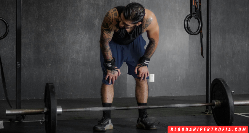 homem cansado na academia - Comer só Proteína dá Energia para o Treino